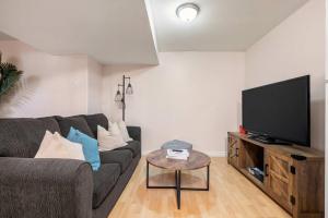 The Arizona 2BR Pet-Friendly Suite Calgary SE