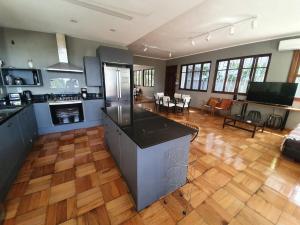 Ideal for groups 4 Bed Prime Location Pool BBQ