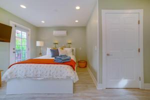 Walk to Festival of Lights Cozy Couples Retreat