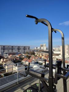 Penthouse Room - Ensuite - Terrace - Near Parc Expo & Airports