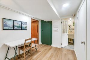 Bright 1BR Near UW & Local Parks