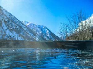 Stone Mountain Cabin Overlooking Ala Valley