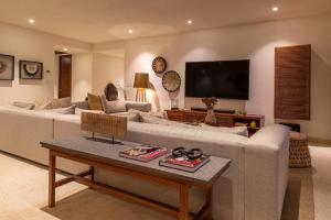 3 Bed Condo Sleeps 12 with Pool Ocean view HK