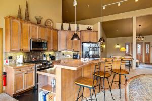 Sun Breck Lodge - Panoramic Mountain Views Hot Tub