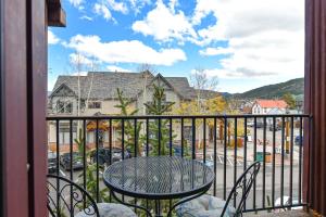 Fifth Main Condo - Downtown, Mountain Views