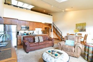 Fifth Main Condo - Downtown, Mountain Views