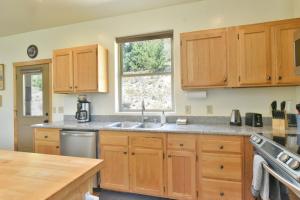 Breck Mountain Lookout - Dog Friendly Home