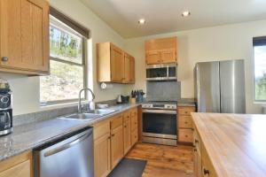 Breck Mountain Lookout - Dog Friendly Home
