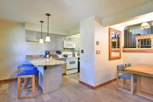 Centennial Townhome - MountainLake Views Pool Access