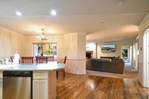 Village Chateaux Off-Piste Retreat: Ski InOut, Walk to Town, Pool Hot Tubs