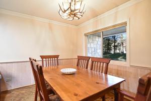 Village Chateaux Off-Piste Retreat: Ski InOut, Walk to Town, Pool Hot Tubs