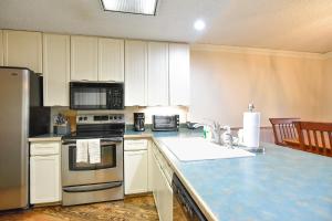 Village Chateaux Off-Piste Retreat: Ski InOut, Walk to Town, Pool Hot Tubs