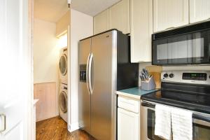 Village Chateaux Off-Piste Retreat: Ski InOut, Walk to Town, Pool Hot Tubs