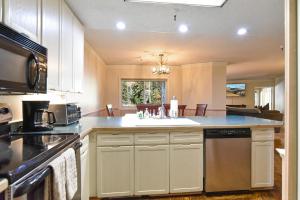 Village Chateaux Off-Piste Retreat: Ski InOut, Walk to Town, Pool Hot Tubs