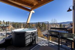 Frisco Flats Condo - Mountain Views, Private Hot Tub, Downtown