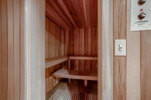 Ullr Haus: Luxurious Mountain Home w Hot Tub Views