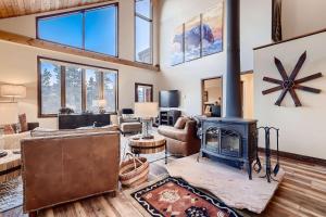 Ullr Haus: Luxurious Mountain Home w Hot Tub Views