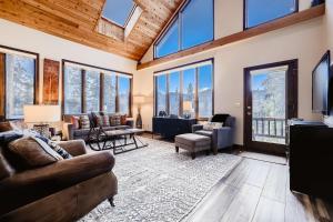 Ullr Haus: Luxurious Mountain Home w Hot Tub Views