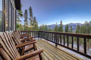 Ullr Haus: Luxurious Mountain Home w Hot Tub Views