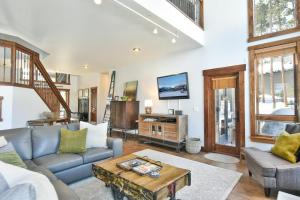 Shekel Haus – Luxury Mountain Retreat w Views Hot Tub