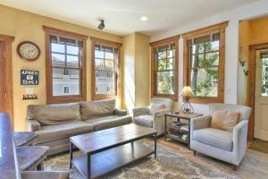 Mountain Ridge Chalet: Downtown, Hot Tub, Views