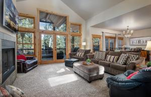 Whispering Pines Retreat: Quiet Wooded Setting, Hot Tub