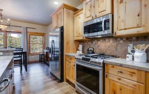 Whispering Pines Retreat: Quiet Wooded Setting, Hot Tub