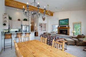 Mountainscape Long Stay Townhome: 30+ Day Rental w Breathtaking Views