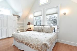 Main Street Retreat: Downtown, Mountain Views, Hot Tub