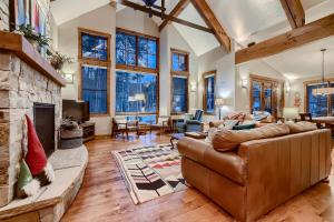 Wilderness Woods Retreat: Private Hot Tub, Close to Town