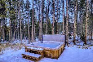 Wilderness Woods Retreat: Private Hot Tub, Close to Town