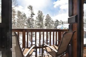 Four OClock Lodge Retreat: Ski-In, PoolHot Tub, Walk to Town