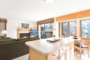 Four OClock Lodge Retreat: Ski-In, PoolHot Tub, Walk to Town