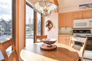 Four OClock Lodge Retreat: Ski-In, PoolHot Tub, Walk to Town