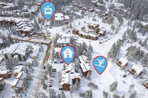 Four OClock Lodge Retreat: Ski-In, PoolHot Tub, Walk to Town