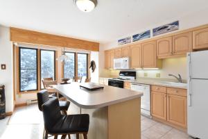 Four OClock Lodge Retreat: Ski-In, PoolHot Tub, Walk to Town