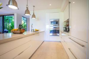 3 bd condo with Ocean views HK