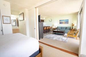 Ocean-View Waikiki Condo 2607T1