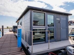 Tiny houseboat Uitgeest I
