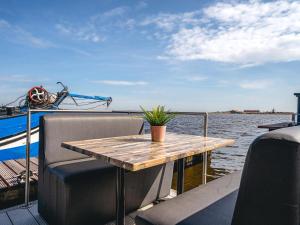 Tiny houseboat Uitgeest I