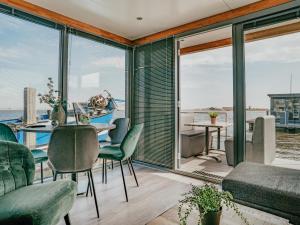 Tiny houseboat Uitgeest I