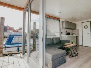 Tiny houseboat Uitgeest I