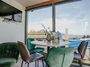 Tiny houseboat Uitgeest I