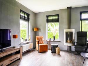 Detached holiday home with jetty and outdoor spa