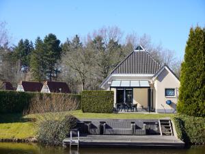 Detached holiday home with jetty and outdoor spa