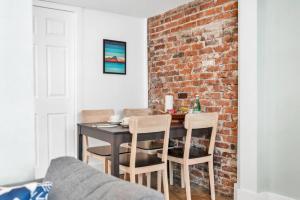 Vintage Westlake Hideaway with Patio & Lake Views