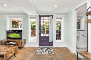 Vintage Westlake Hideaway with Patio & Lake Views