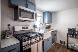 4BR and 2BA entire duplex in the heart of Little Italy - walk to CWRU and more