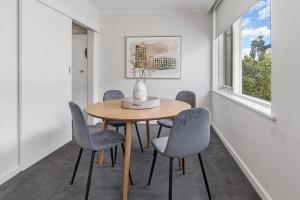 Bright 2BR Apartment Beside Green Meadows Park