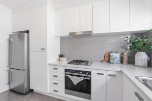 Bright 2BR Apartment Beside Green Meadows Park